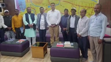 गोमिया: गंजुडिह गैरमजूरवा गांव के प्रतिनिधिमंडल और पूर्व विधायक ने धनबाद रेल DRM से विभिन्न मुद्दों पर चर्चा की