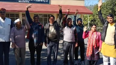 कांडा: लंबे समय से पेयजल की समस्या से जूझ रहे झांकरा गांव के ग्रामीणों ने जिलामुख्यालय में समाधान के लिए किया धरना प्रदर्शन