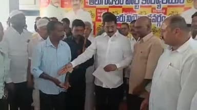 గిద్దలూరు: గిద్దలూరు పట్టణంలోని టిడిపి కార్యాలయంలో సీఎం రిలీఫ్ ఫండ్ చెక్కులను పంపిణీ చేసిన ఎమ్మెల్యే అశోక్ రెడ్డి