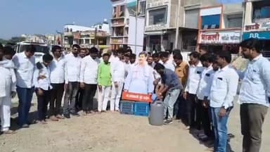 वडवणी: धनंजय मुंडे यांची बदनामी थांबवा वडवणीत समर्थकांनी त्यांच्या प्रतिमेला दुग्धाभिषेक घातला