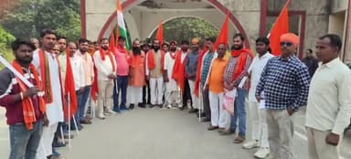 मऊ: कलेक्ट्रेट परिसर में भ्रष्टाचार के खिलाफ अखिल भारत हिन्दू महासभा ने किया जोरदार प्रदर्शन