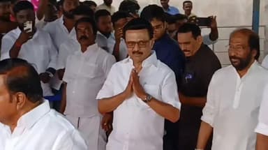 திருச்சி: அரசு பயனியர் இல்லதில் இருந்து நிகழ்வுக்கு கிளம்பிய தமிழக முதலமைச்சருக்கு அமைச்சர்கள் வரவேற்பு வழங்கினர்