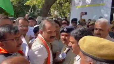 बड़गांव: UDA ऑफिस के बाहर कांग्रेस कार्यकर्ता और पुलिस आमने-सामने, अतिक्रमण हटाने में लोगों के घर तोड़ने का आरोप