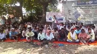 नाला: नाला प्रखंड मुख्यालय के समीप मांझी परगना सरदार महासभा का 4 सूत्री मांगों को लेकर धरना प्रदर्शन