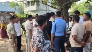 ফরিদপুর দুর্গাপুর: সরকারি জমি দখল মুক্ত করতে উচ্ছেদ অভিযান চালাতে এসে বাধার মুখে দুর্গাপুর নগর নিগম, পুলিশের সাথে বচোসা