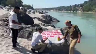 यमकेश्वर: गंगा घाटों पर जल दुर्घटनाओं की रोकथाम के लिए लक्ष्मणझूला पुलिस ने लगाए सतर्कता के साइन बोर्ड