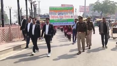 मंझनपुर: राष्ट्रीय विधिक सेवा दिवस पर स्कूली बच्चों की रैली, जनपद न्यायाधीश ने मंझनपुर न्यायालय में दिखाई हरी झंडी