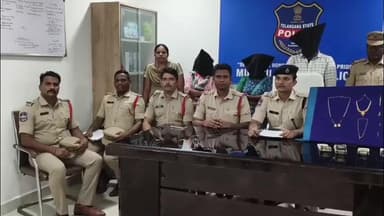 ములుగు: బుస్సాపూర్ లో చోరీ చేసిన నిందితులను మీడియా ముందు ప్రవేశపెట్టిన డిఎస్పి రవీందర్