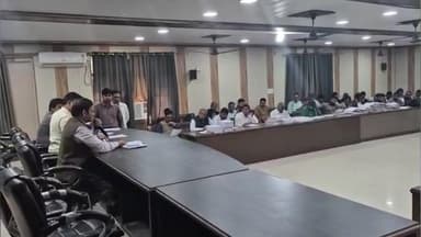 अलीगंज: एसडीएम की अध्यक्षता में तहसील अलीगंज के सभागार में एसआईआर को लेकर सुपरवाइजरों के साथ हुई बैठक