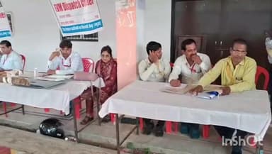 नुआंव: नुआंव प्रखंड के 96 बूथों के लिए मतदान कर्मी मोहनिया महाराणा प्रताप कॉलेज से रवाना हुए