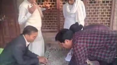 बिल्सी: बिल्सी के एसडीएम प्रेमपाल सिंह ने बीएलओ के साथ अंबियापुर गांव में घर-घर जाकर मतदाताओं को वितरित किए गणना प्रपत्र