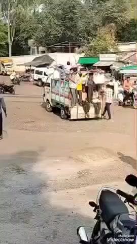 बेगमगंज: ट्रैफिक नियमों की अनदेखी, लोडिंग वाहनों में ठूस-ठूस कर भरी जा रहीं सवारियां