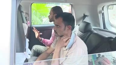 মাথাভাঙা ১: গাঁজা পাচার কাণ্ডের ঘটনায় আরো দুজনকে গ্রেফতার করল মাথাভাঙ্গা থানার পুলিশ সোমবার তাদের আদালতে তোলা হয়।