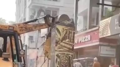 कोल: मेडिकल रोड़ के व्यस्ततम बाजार में ननि का बुलडोजर गरजा, अवैध अतिक्रमण को ध्वस्त कर सामान किया गया ज़ब्त