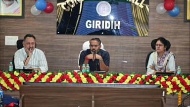 गिरिडीह: समाहरणालय सभागार में डीसी रामनिवास यादव की अध्यक्षता में स्वास्थ्य विभाग की योजनाओं पर समीक्षा बैठक।