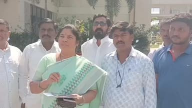 కామారెడ్డి: సెంట్రల్ లైటింగ్ వెంటనే ఏర్పాటు చేయాలని, ప్రజావాణిలో మెమోరాండం ఇచ్చిన మాజీ మున్సిపల్ కౌన్సిలర్ రేణుక, సిపిఎం నాయకులు