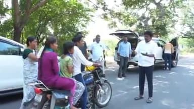 మడకశిర : ద్విచక్ర వాహనంపై నలుగురు గమనించి రోడ్డుపై ఆపేసిన ఎమ్మెల్యే