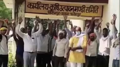 खागा: किशनपुर मंडी में धान क्रय केंद्र न खुलने से किसानों ने किया हंगामा, धान क्रय खोले जाने की मांग की