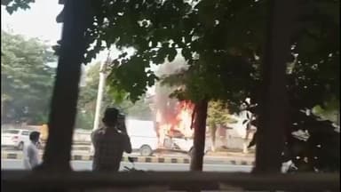 सोनीपत: सोनीपत में पुलिस लाइन के सामने कैश वैन में लगी आग, ₹50 लाख का कैश जलकर हुआ राख