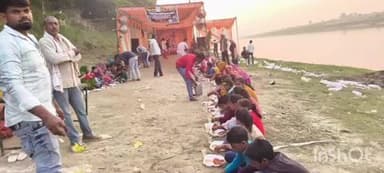 अजीतमल: एकता और श्रद्धा की मिसाल: सेंगनपुर में भागवत कथा समापन पर भंडारा, नाव से भेजा गया प्रसाद