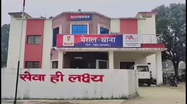 मेराल: मेराल थाना क्षेत्र के पचफेड़ी गांव के पास मोटरसाइकिल की टक्कर से एक व्यक्ति गंभीर रूप से घायल