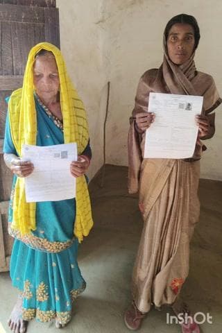 बैकुंठपुर: कोरिया में बूथों पर विशेष प्रगाढ़ता पुनरीक्षण का कार्य शुरू, एसडीएम तहसीलदार बीएलओ घर-घर जाकर गणना प्रपत्र कर रहे वितरित