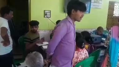 বারাবনী: বারাবনীর জামগ্রাম গ্রাম পঞ্চায়েতে বাড়ি বাড়ি ফটো তুলা এবং SIR ফর্ম ফিলাপ করা হচ্ছে তৃণমূলের তরফে