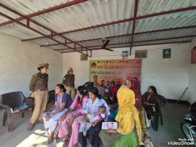 बेहट: बड़कला में मिशन शक्ति टीम ने महिलाओं को साइबर अपराध से बचाव की जानकारी दी