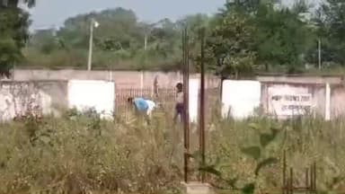 पामगढ़: ग्राम भदरा के हाई स्कूल में प्राचार्य ने दो छात्रों से झाड़ू लगवाते वीडियो सोशल मीडिया पर हुआ वायरल