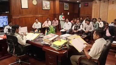 दुमका: समाहरणालय स्थित DC कक्ष में डीसी अभिजीत सिन्हा ने राज्य स्थापना दिवस कार्यक्रम की समीक्षा बैठक की