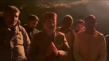 कुल्लू: आगजनी की हृदय विदारक घटना में हमारी दुर्गम पंचायत नोहांडा का झनियार गाँव जलकर राख हुआ: सुरेंद्र शौरी