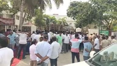 கிருஷ்ணகிரி: நகராட்சி அலுவலகம் பகுதியில் திமுக நகர மன்ற தலைவருக்கு நம்பிக்கை இல்லா தீர்மானம் அதிமுகவினர் அலுவலகத்தை முற்றுகையிட்டு போராட்டம்