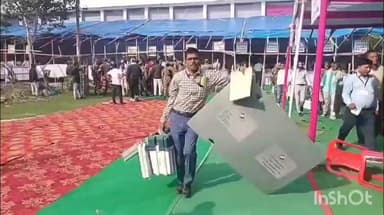 हिसुआ: हिसुआ इंटर विद्यालय के डिस्पैच सेंटर से सभी EVM को मतदान केंद्र पर भेजा गया