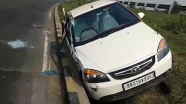 गायघाट: सियारी पुल के पास एनएच 27 पर ट्रैक्टर को ओवरटेक करते समय कार हुई अनियंत्रित, रेलिंग में फंसी