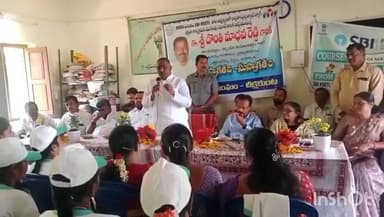 నెక్కొండ: డిఆర్డిఏ మరియు ఎస్బిఐ ఆధ్వర్యంలో జూట్ బ్యాగుల శిక్షణ శిబిరం ముగింపు కార్యక్రమంలో పాల్గొన్న నర్సంపేట ఎమ్మెల్యే