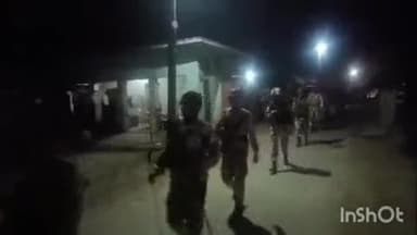 बंजरिया: बंजरिया थाना क्षेत्र के विभिन्न पंचायतों में सोमवार को भयमुक्त चुनाव कराने के लिए निकाला गया फ्लैगमार्च