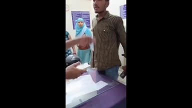 सागवाड़ा: सागवाड़ा अस्पताल में एक उच्चका को लोगों ने दबोचकर पुलिस के सुपुर्द किया