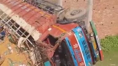 करनैलगंज: भभुआ चौकी क्षेत्र में डीसीएम वाहन पलटा, चालक गंभीर रूप से घायल हुआ