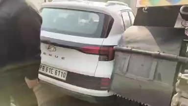 ਫਾਜ਼ਿਲਕਾ: ਫਲਾਈਓਵਰ ਦੇ ਨੇੜੇ ਹੰਗਾਮਾ, ਘੋੜਾ ਟਰਾਲਾ ਤੇ ਕਾਰ ਵਿੱਚ ਟੱਕਰ, ਮੌਕੇ ਤੇ ਪਹੁੰਚੀ ਪੁਲਿਸ