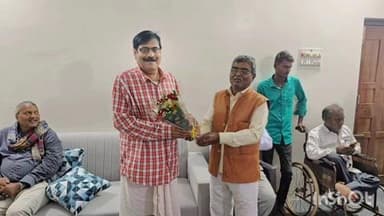 मेराल: मेराल प्रखंड के अरंगी निवासी भाजपा नेता उदय कुमार ने विधायक सत्येंद्र नाथ तिवारी से मुलाकात की