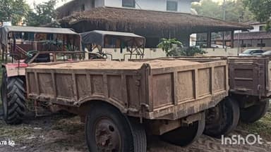 लातेहार: सदर थाना क्षेत्र में बालू से लदे दो ट्रैक्टर ज़ब्त, लातेहार थाना लाया गया