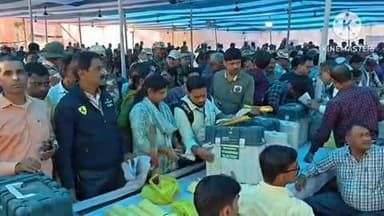 पकड़ी दयाल: चैता डिस्पैच सेंटर से 313 बूथों के लिए मतदान कर्मियों को मतदान सामग्री कीट के साथ सोमवार को रवाना किया गया