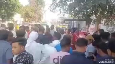 मधुपुर: सीताराम डालमियां रोड पर बीयर बार के सामने तीन अज्ञात युवकों ने बाइक सवार को बेरहमी से पीटा