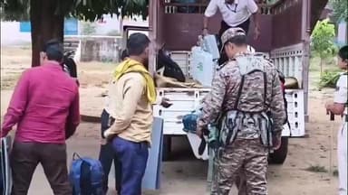 कुदरा: प्रखंड में शांतिपूर्ण मतदान के लिए तैयारी पूरी, सभी बूथों पर ईवीएम लेकर पहुंचे कर्मी, सुरक्षा के कड़े इंतजाम