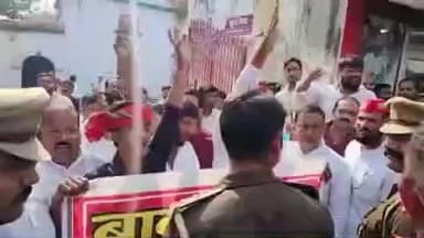गोंडा: समाजवादी छात्रसभा के कार्यकर्ताओं ने कटरा में BJP विधायक बावनसिंह के खिलाफ विरोध प्रदर्शन कर सिटी मजिस्ट्रेट को ज्ञापन सौंपा