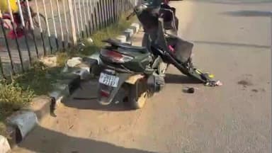 खूंटी: खूंटी कचहरी के सामने चेचिस और स्कूटी की आमने-सामने की टक्कर