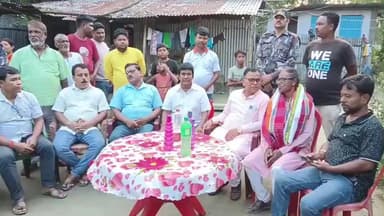 মাথাভাঙা ১: মাথাভাঙ্গা ছাট খাটের বাড়ি এলাকায় নিগৃহীত বিজেপির বিএলএ ২ নিবাস দাসের বাড়িতে এলেন বিজেপি বিধায়ক সুশীল চন্দ্র বর্মন