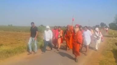 सनावद: बकावा से निकली श्री अवधेश चैतन्य ब्रह्मचारी जी की नर्मदा परिक्रमा यात्रा का संत सियाराम बाबा आश्रम में रात्रि विश्राम