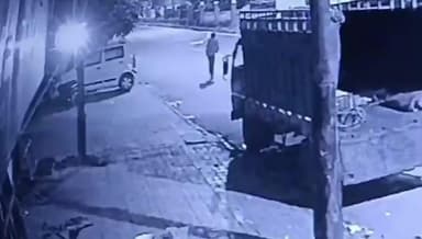 વડોદરા દક્ષિણ: અકોટા ખાતે મુખ્ય માર્ગ પર થી આઈસર ટેમ્પો ની બેટરી ની થઇ ચોરી