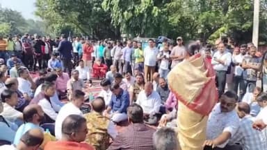 धनबाद/केंदुआडीह: धनबाद में व्यापारी पर हमले के विरोध में व्यापारियों ने कृषि बाजार समिति बंद किया, ₹7-8 करोड़ का हुआ नुकसान